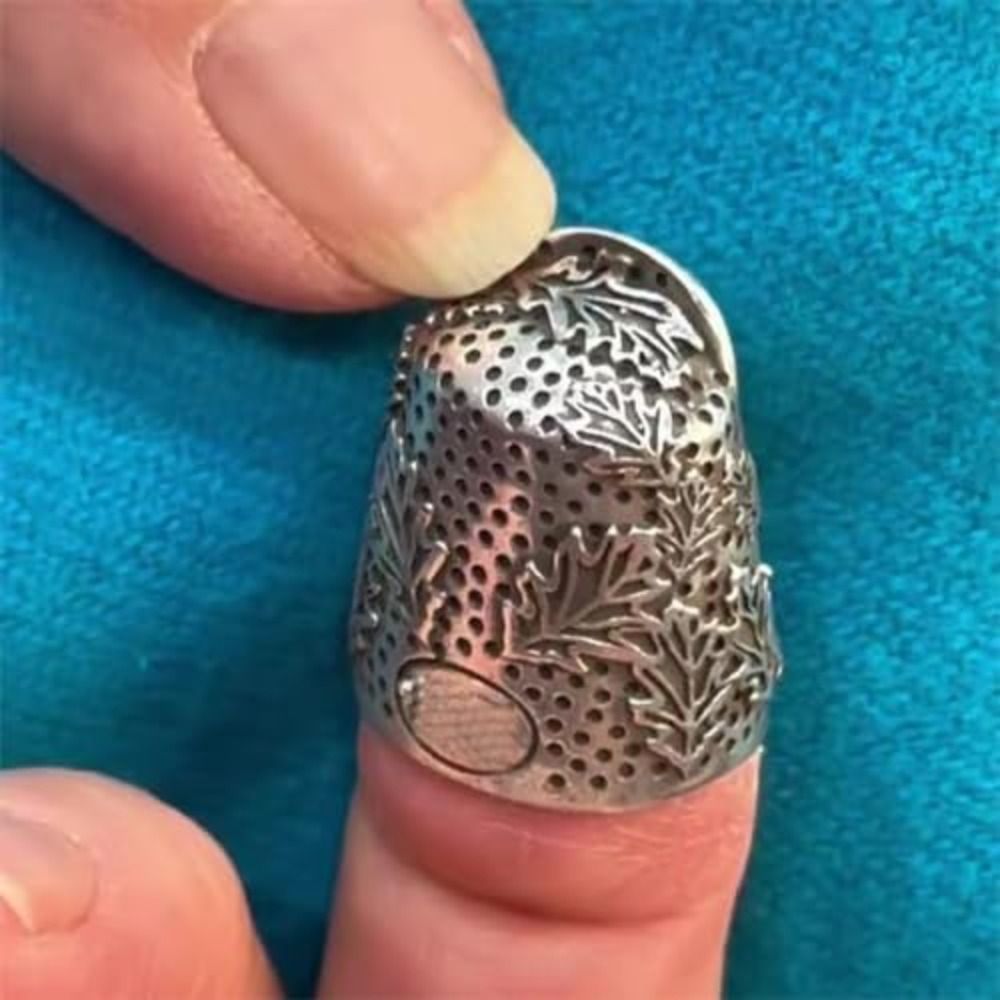 Button Hole Cutter - Metalowy otwarty naparstek w kształcie świerku,